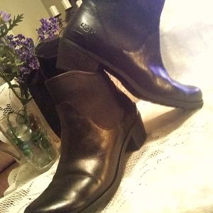 Black leather ugg booties / boots. Ankle boots